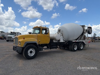 2000 Mack RD690S 8x4 Mixer Truck