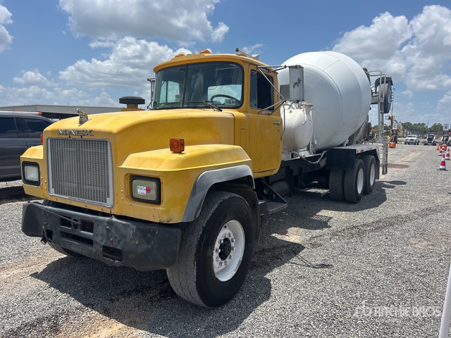 2000 Mack RD690S 8x4 Mixer Truck