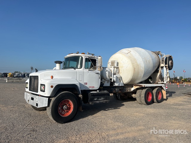 2000 Mack RD690S 8x4 Mixer Truck
