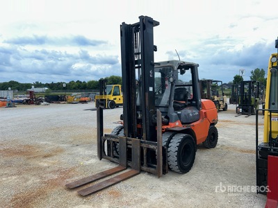 2010 Toyota 7FDU45 9150 lb Pneumatic Tire Wózek widłowy