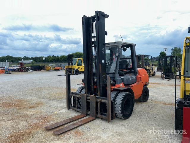 2010 Toyota 7FDU45 9150 lb Pneumatic Tire Forklift