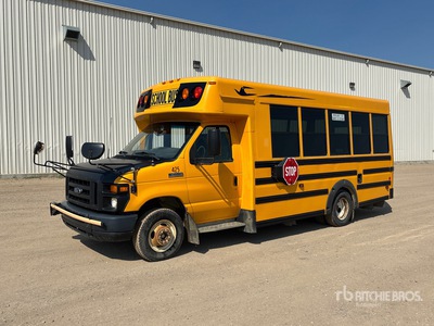 2017 Ford E-450 4x2 30-Seat Mini Bus