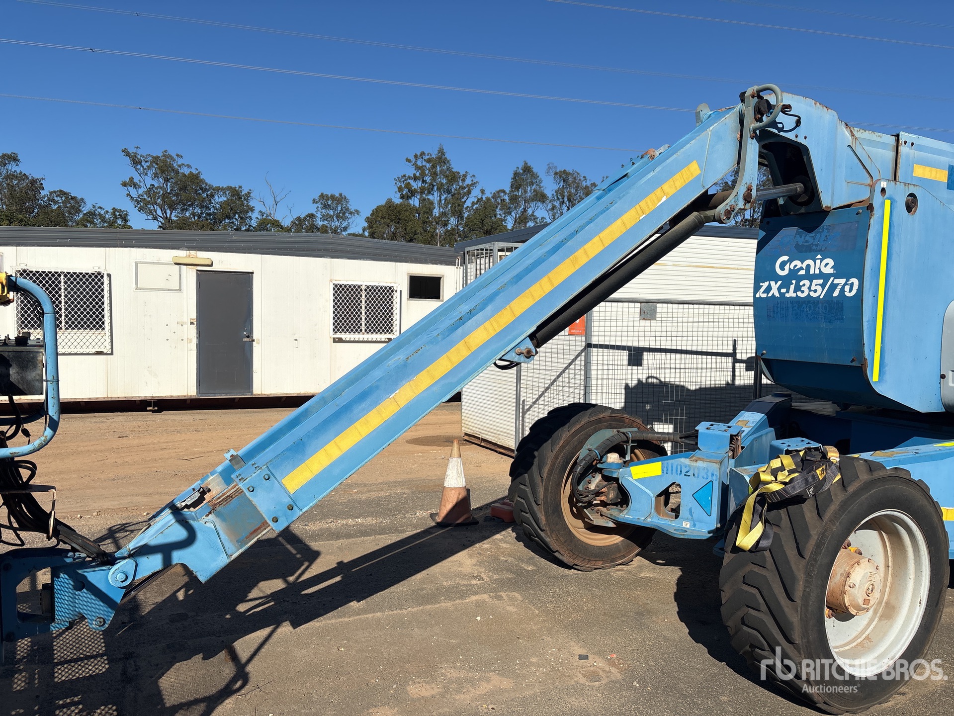 mend様 2014 Genie ZX135/70 4WD Diesel Articulating Boom Lift in Forest