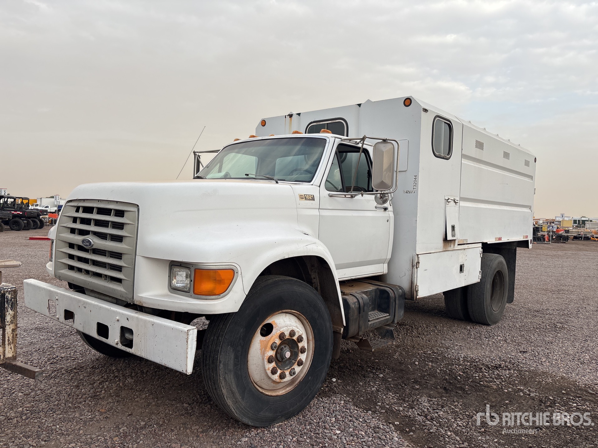 1998 Ford F800 4x2 Chipper Truck (Inoperable)