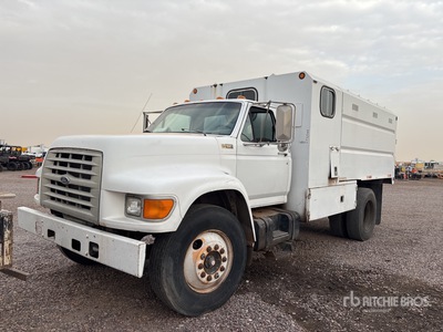 1998 Ford F800 4x2 Camión con desmenuzadora (Inoperable)
