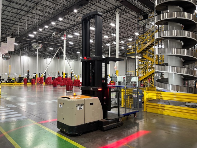 Crown SP4050-30 3000 lb Order Picker