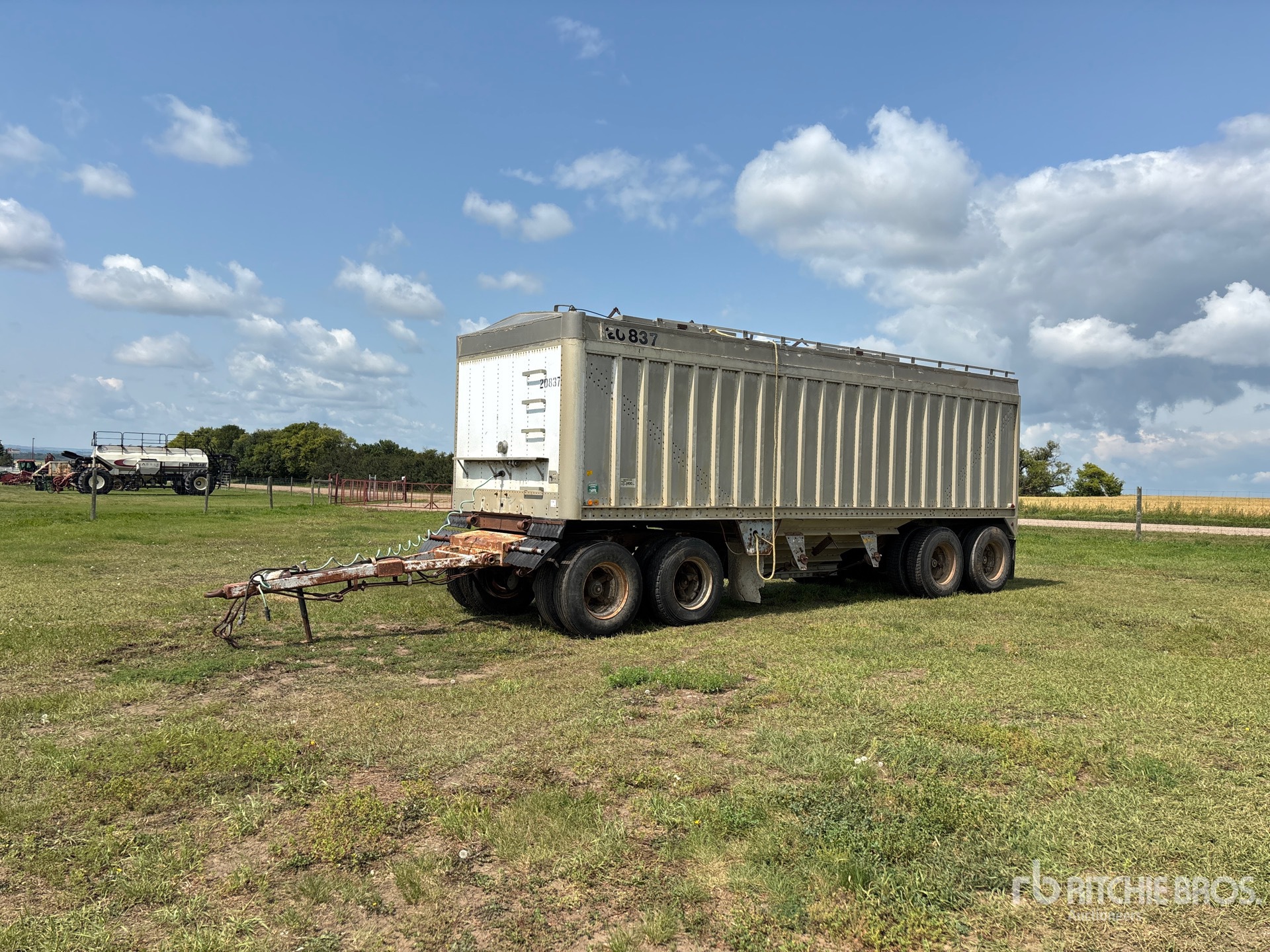 27 ft T/A Turntable Grain Trailer
