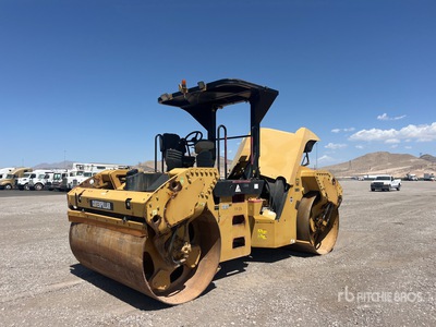 2011 Cat CB64 Compacteur  double bille (Inoperable)