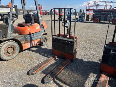 2010 Toyota 7HBW23 4500 lb Electric Vérins de châssis