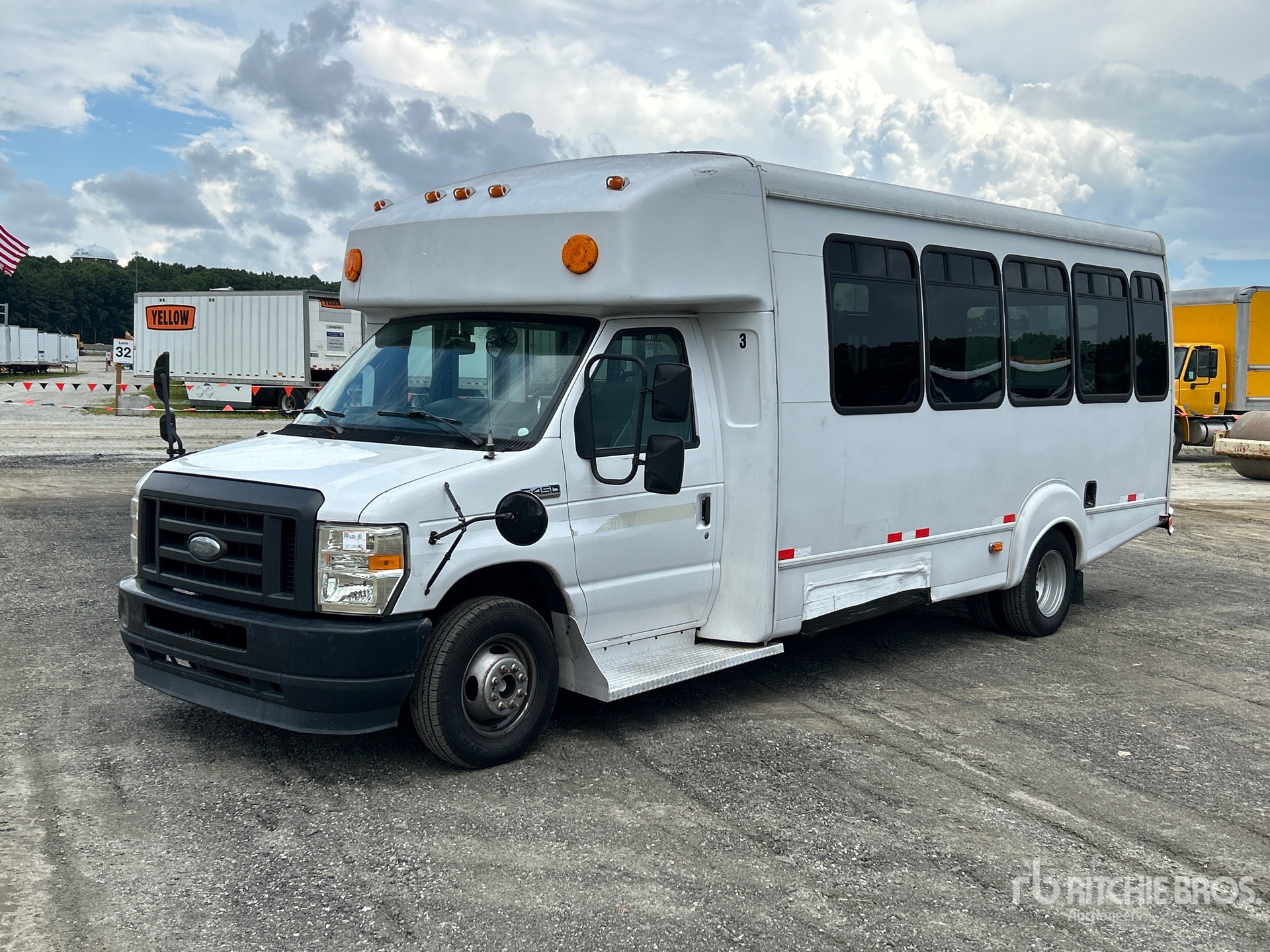 2011 Ford E-450 Econoline 4x2 14-Seat Shuttle Bus