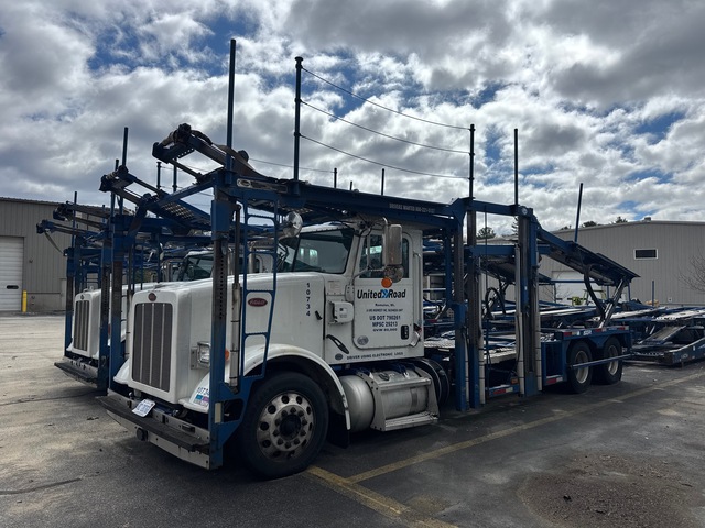 2016 Peterbilt 365 Car Carrier Truck