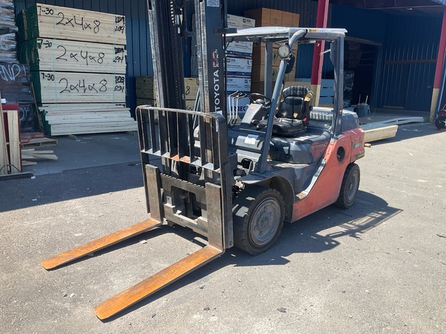 2017 Toyota 8FD35U 8000 lb Pneumatic Tire Forklift