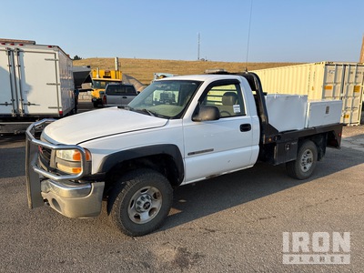 2004 GMC 2500 HD 4x4 Flatbed Truck