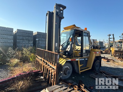 2000 Cat DP-70 12660 lb Pneumatic Tire Crane boom and extra block forks are not included in this sale Carrelli Elevatori (Inoperable)