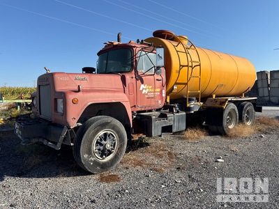 1977 Mack RD686 3500 gal 6x4 Water Truck (Inoperable)
