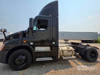 2018 Freightliner Cascadia 113 S/A Day Cab Truck Tractor