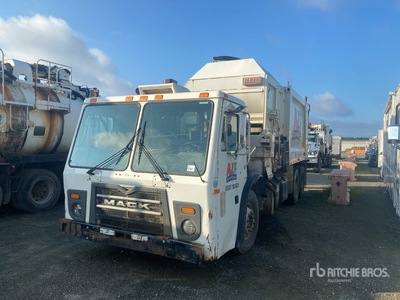2011 Mack LEU613 6x4 Side Loader شاحنة جمع النفايات (Inoperable)