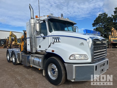 2015 Mack CMMT Granite 6x4 Trattore stradale con gru