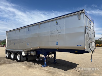 2022 Moore 9.9 m Tri/A Step Deck End Dump Trailer
