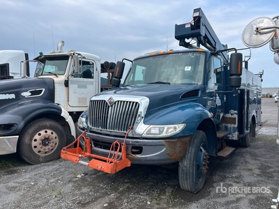 Versalift SST 40 EIH 11 ft on 2003 International 4200 4x2 Camion Nacelle