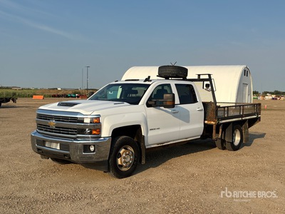 2017 Chevrolet Silverado 3500HD 4x4 Crew Cab Flatbed Truck