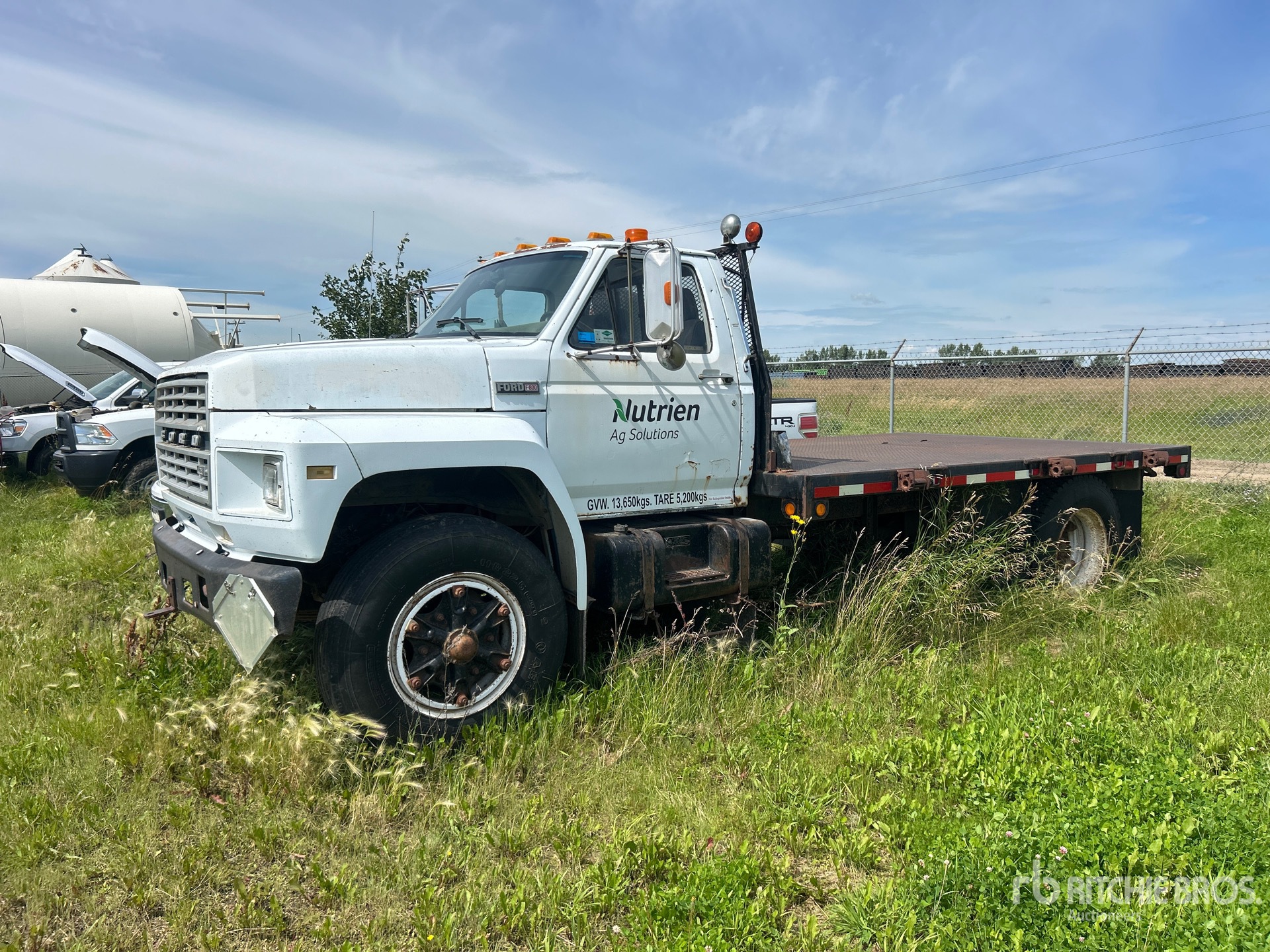 1984 Ford F800 4x2 Flatbed Truck