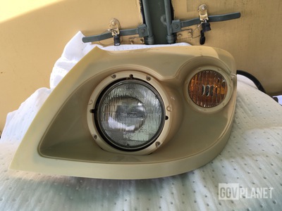 (2) Navistar 3674972C92 Headlights
