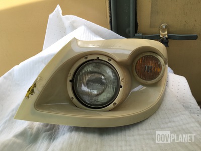 (2) Navistar Defense 3674972C91 Headlights