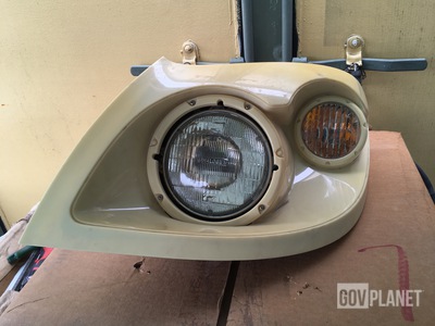 (2) Navistar 3674972C92 Headlights
