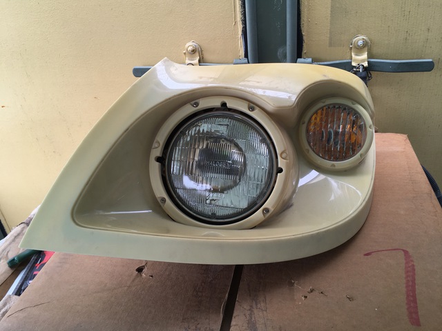 (2) Navistar 3674972C92 Headlights