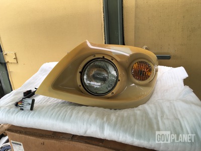 (2) Navistar Defense 3674972C91 Headlights