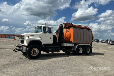 1996 Ford L8000 4x2 Vacuum Tanker Truck