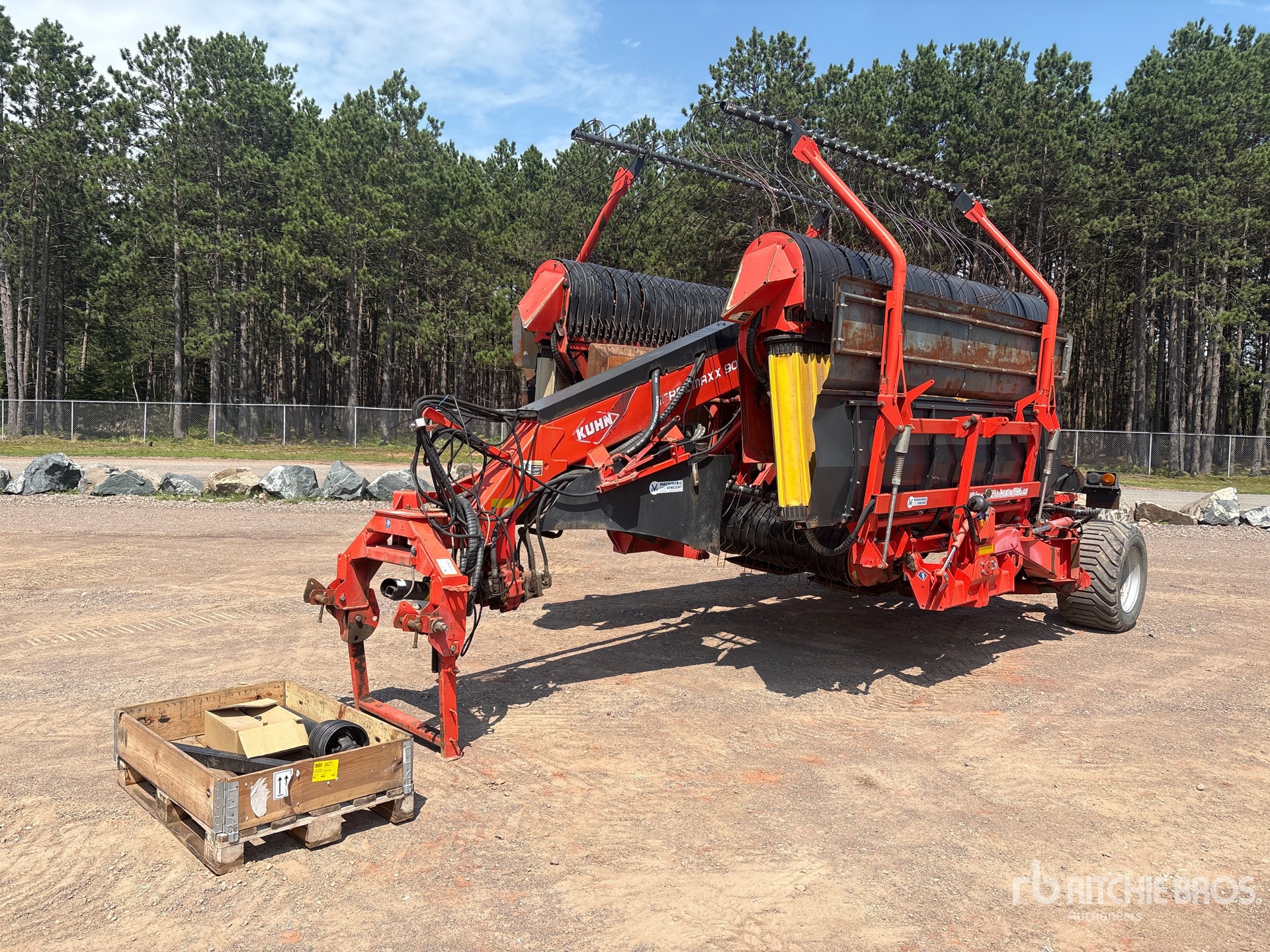 2017 Kuhn Merge Maxx 900 30 ft Windrow Merger