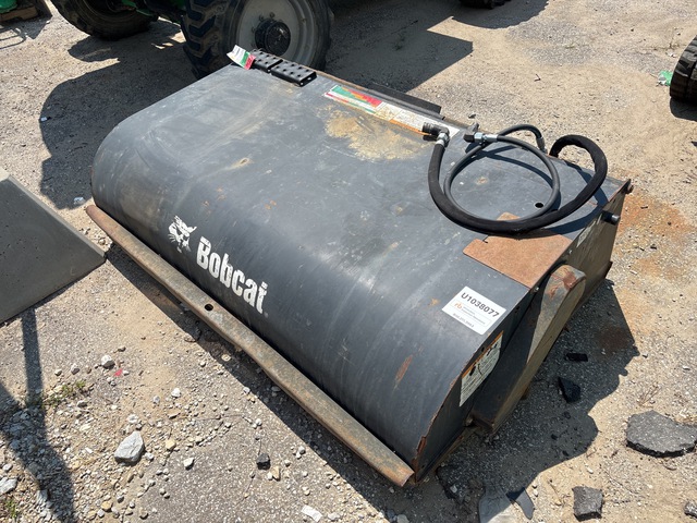 2017 Bobcat 6707837 72 in Sweeper Attachment
