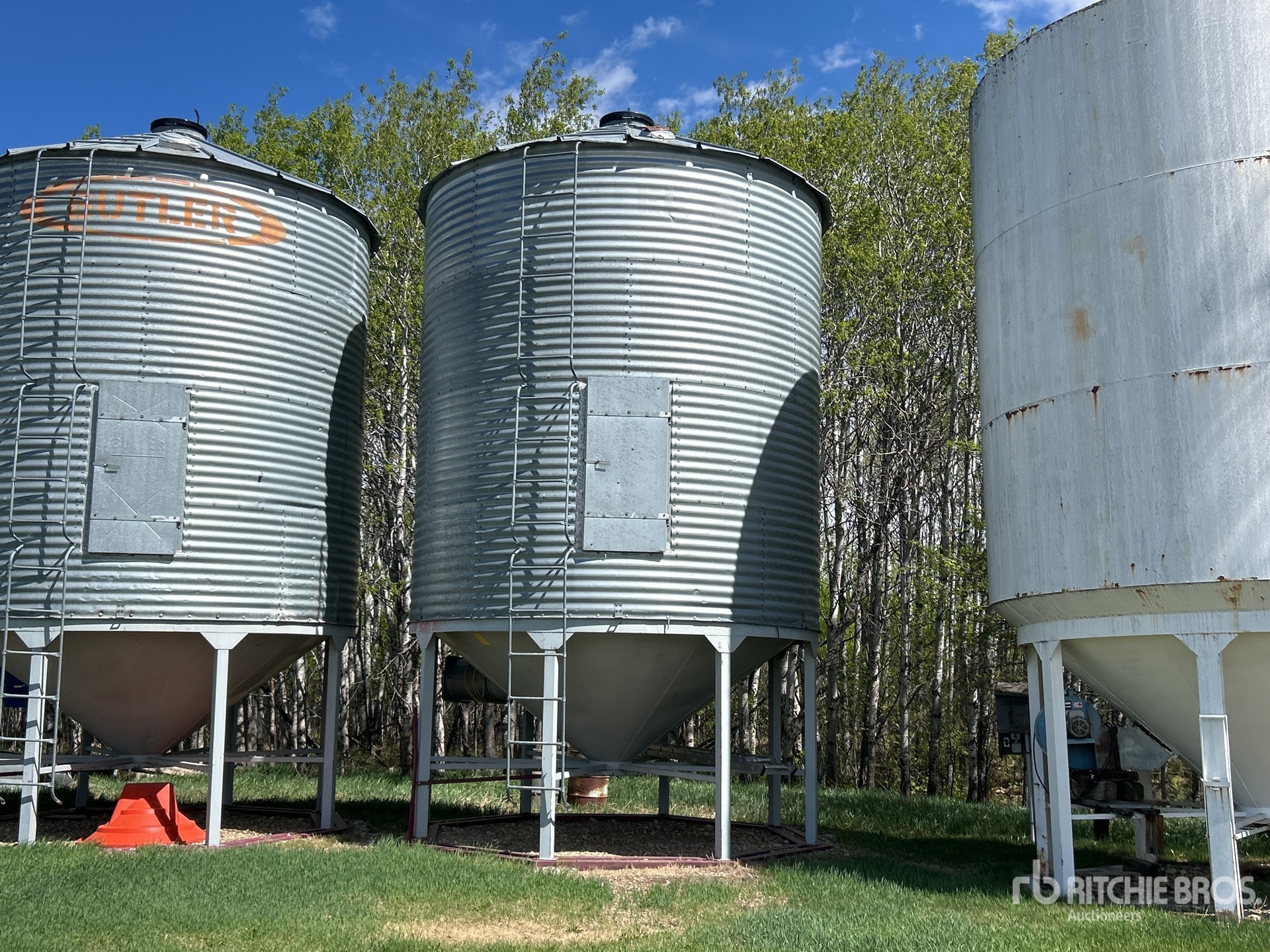 Butler +/- 2200 bu 4 Ring Hopper Grain Bin