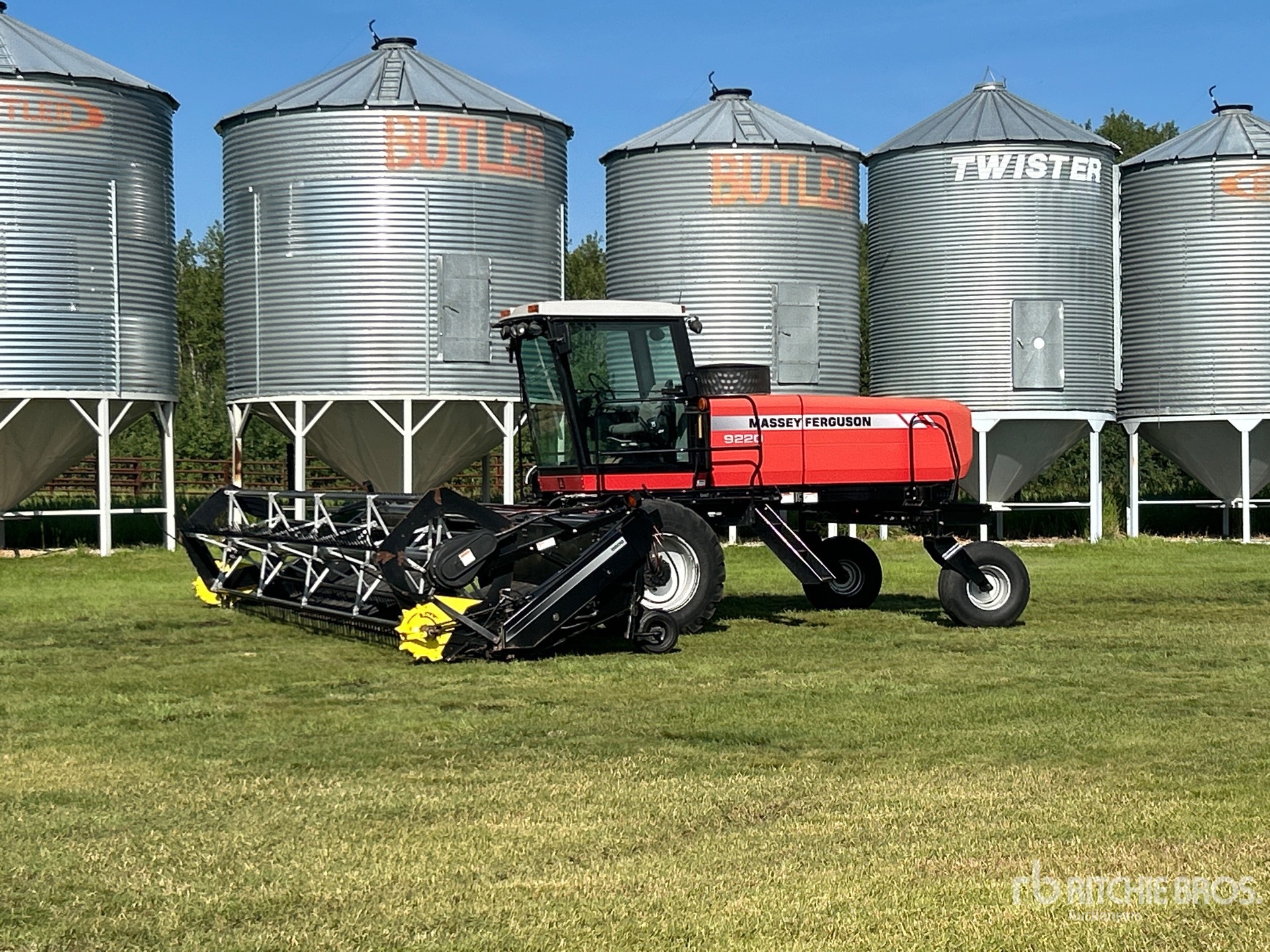 2006 Massey Ferguson 9220 25 ft Swather Windrower