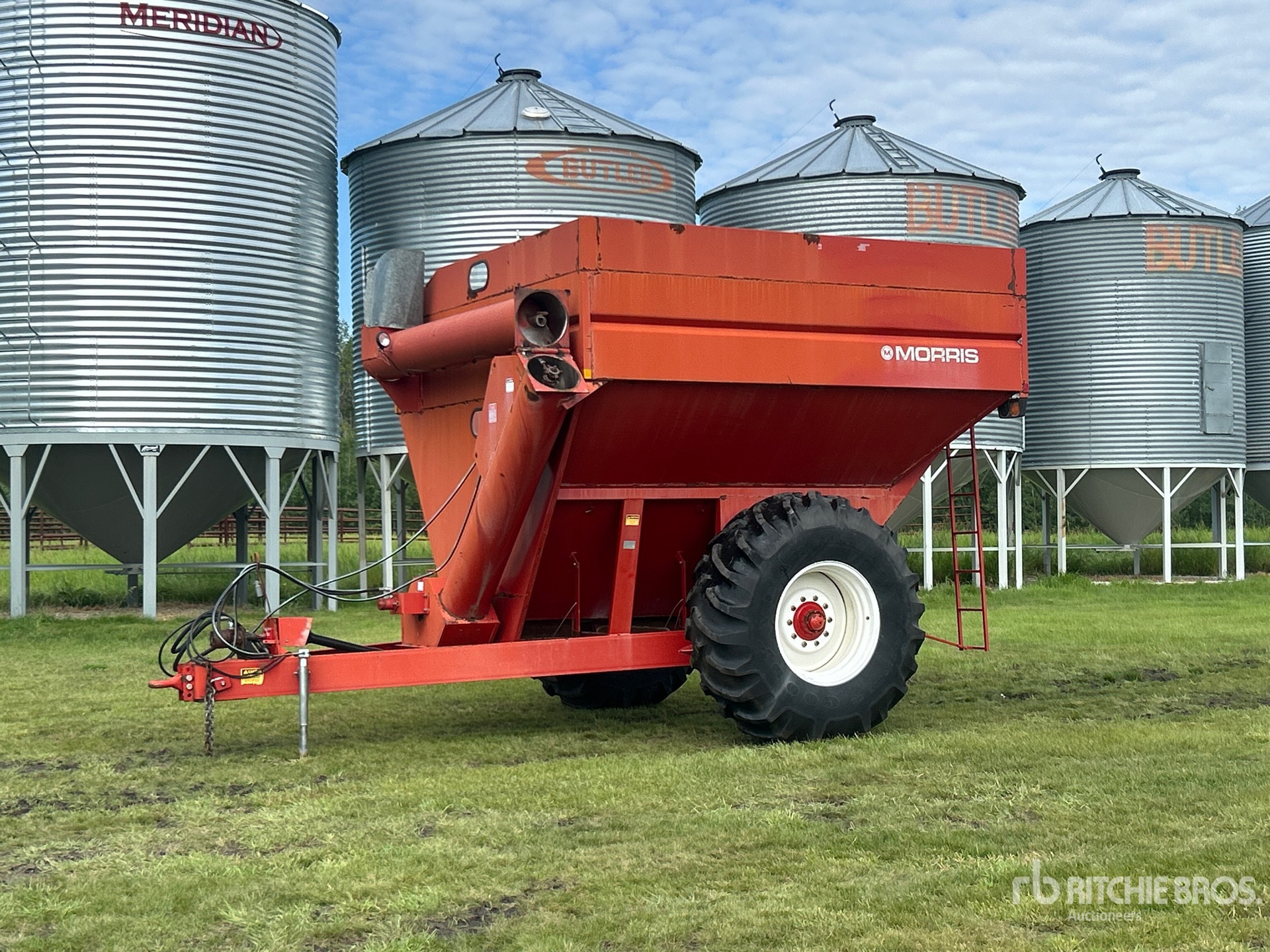 Morris 800 bu S/A Grain Cart