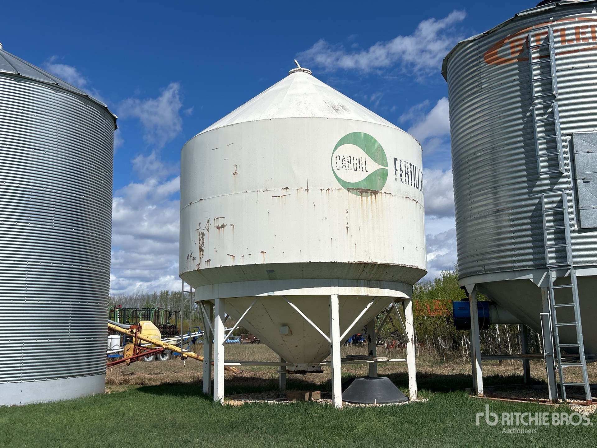 Trail Rite FB73 +/- 1800 bu Fertilizer Hopper Grain Bin