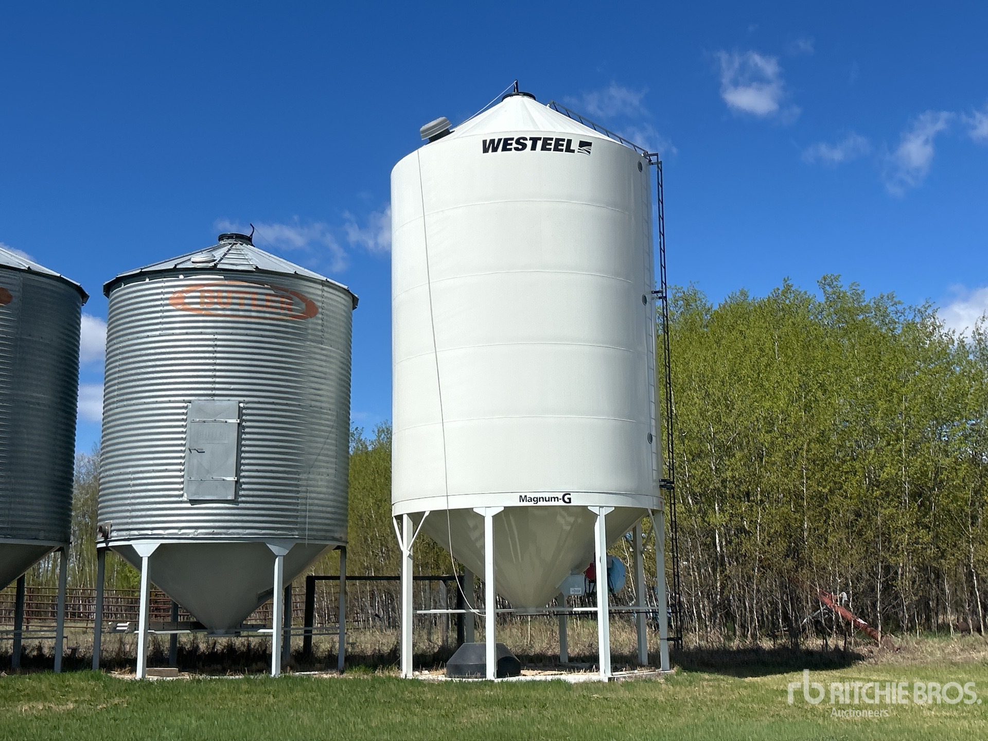 Westeel Magnum G +/- 4000 bu Smooth Wall Hopper Grain Bin