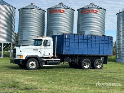 1995 Mack CL713 6x4 T/A Camión de granos