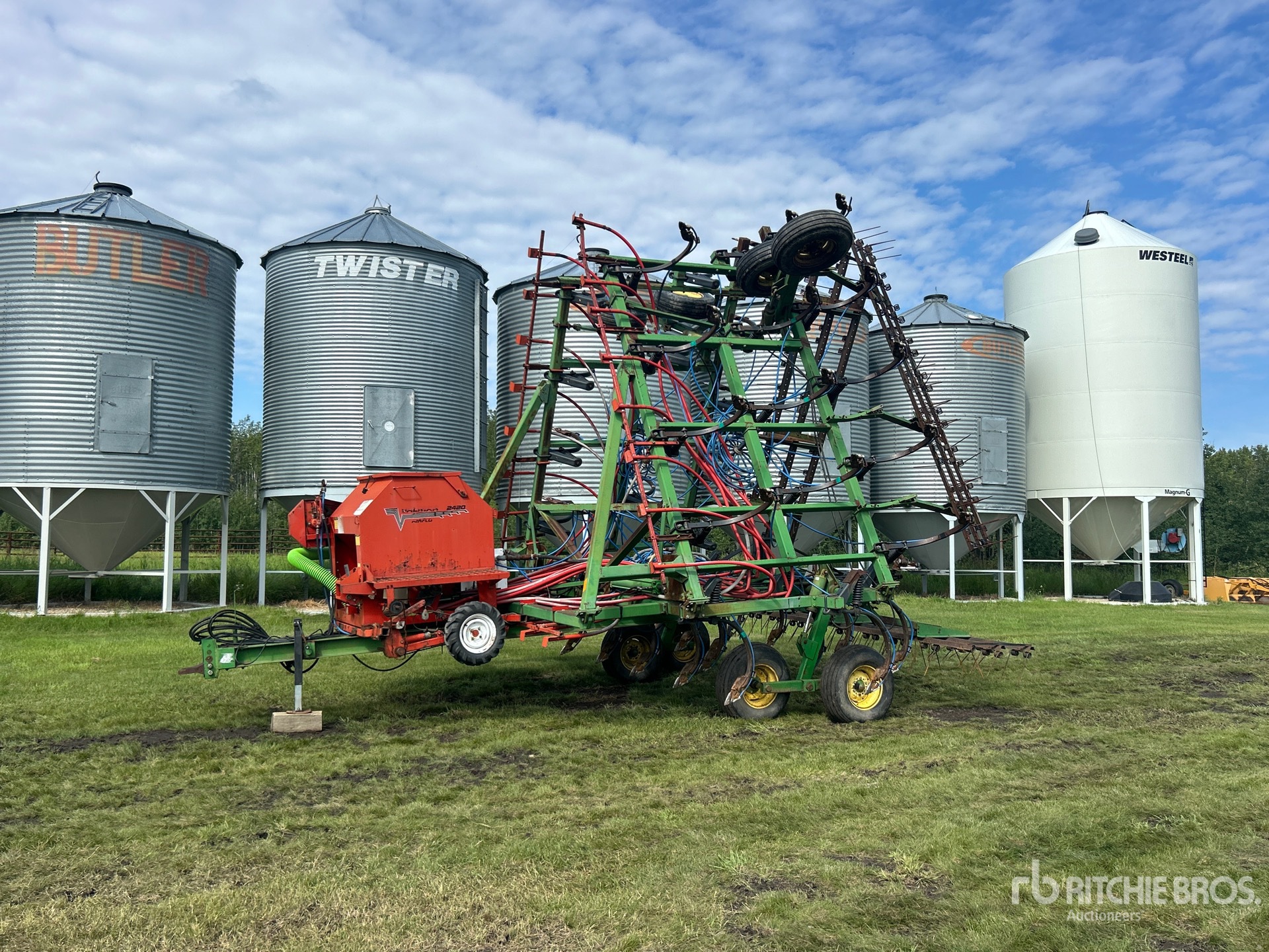 John Deere 610 40 ft Cultivator
