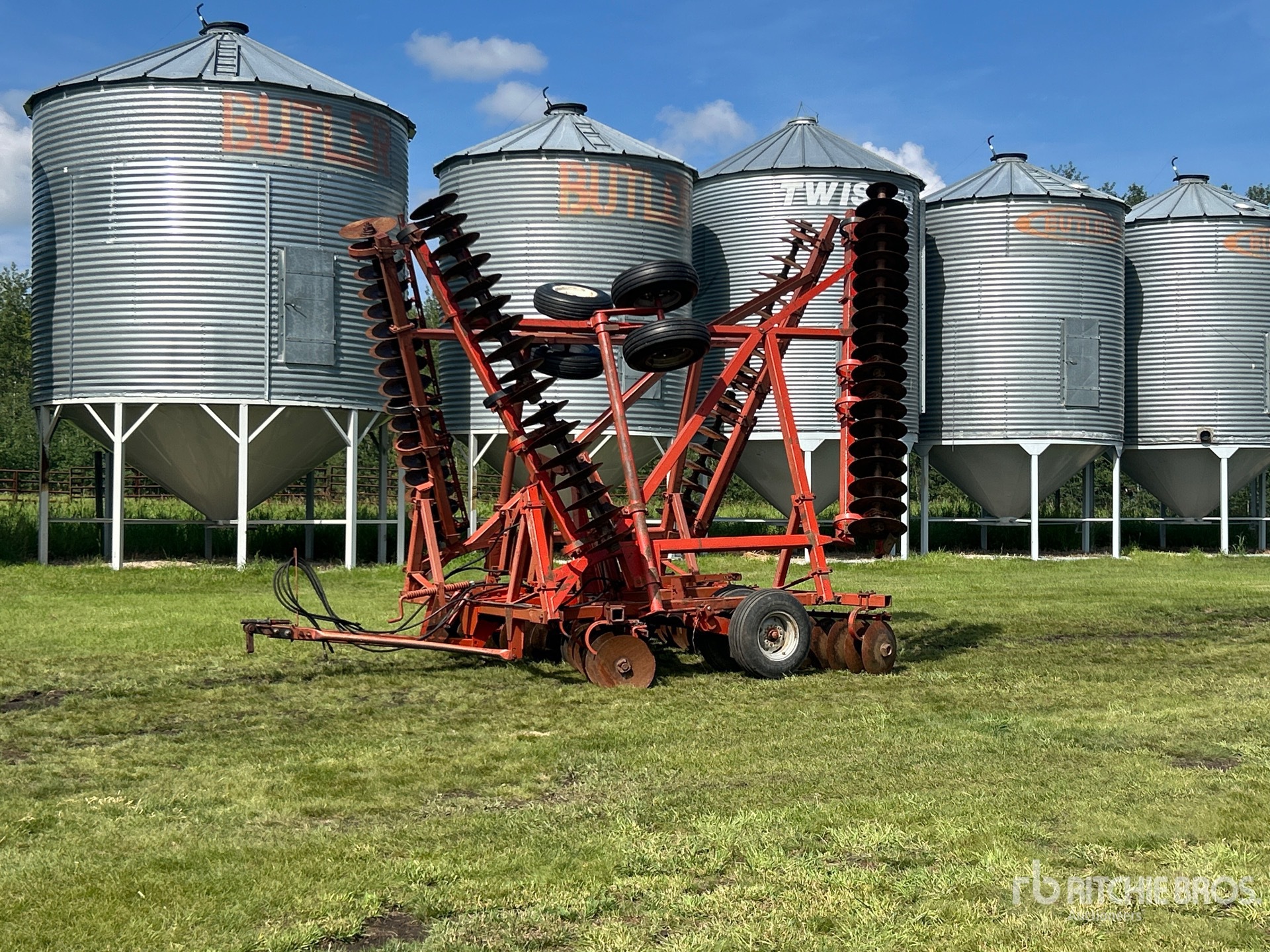 Massey Ferguson 820 30 ft Tandem Disc