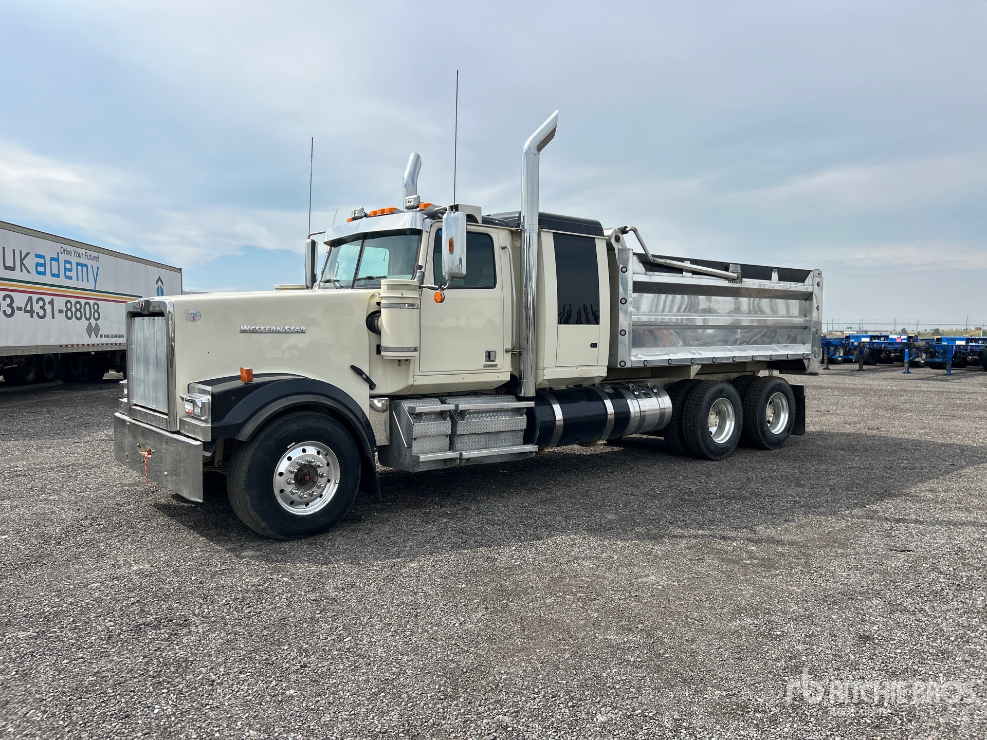 2021 Western Star 4900EX 6x4 Sleeper T/A Dump Truck