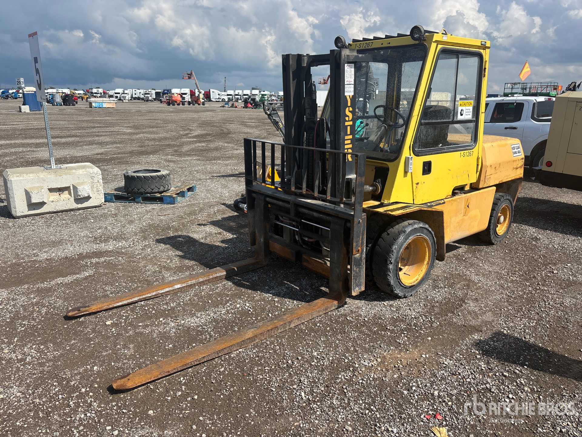 1991 Hyster H110XL 9100 lb Pneumatic Tire Forklift