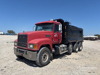 2013 Mack CHU613 8x4 Camion à benne basculante Tri/E