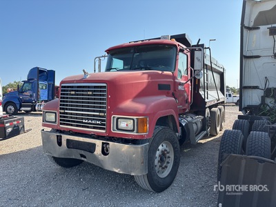 2013 Mack CHU613 8x4 Camion à benne basculante Tridem