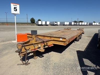 2012 Lucon 25 ft T/A Flatbed Trailer