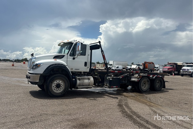 2018 International 7600 6x4 Roll-Off Truck