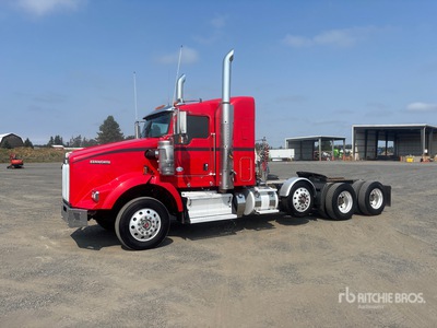 2014 Kenworth T800 8x4 Ciągnik siodłowy z kabiną sypialną Tri/A