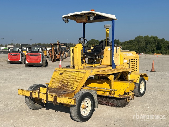 2008 Superior DT80CT Self-Propelled Broom